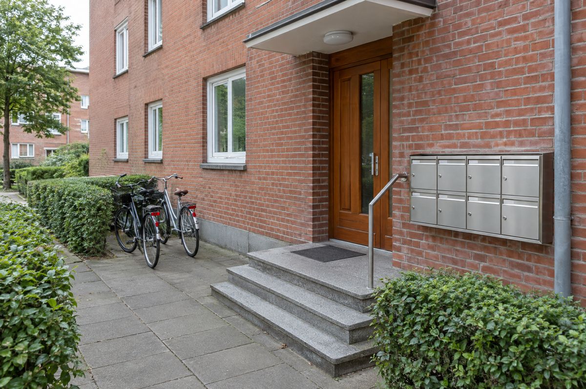 Gepflegter Eingangsbereich eines Hamburger Backsteinhauses mit Briefkastenanlage